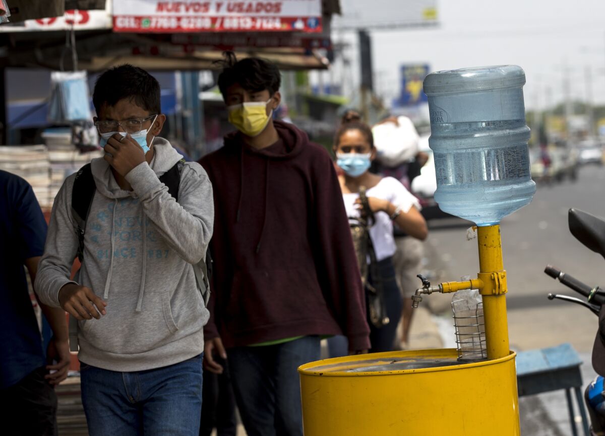 ¿Por qué es importante continuar usando las mascarillas faciales?