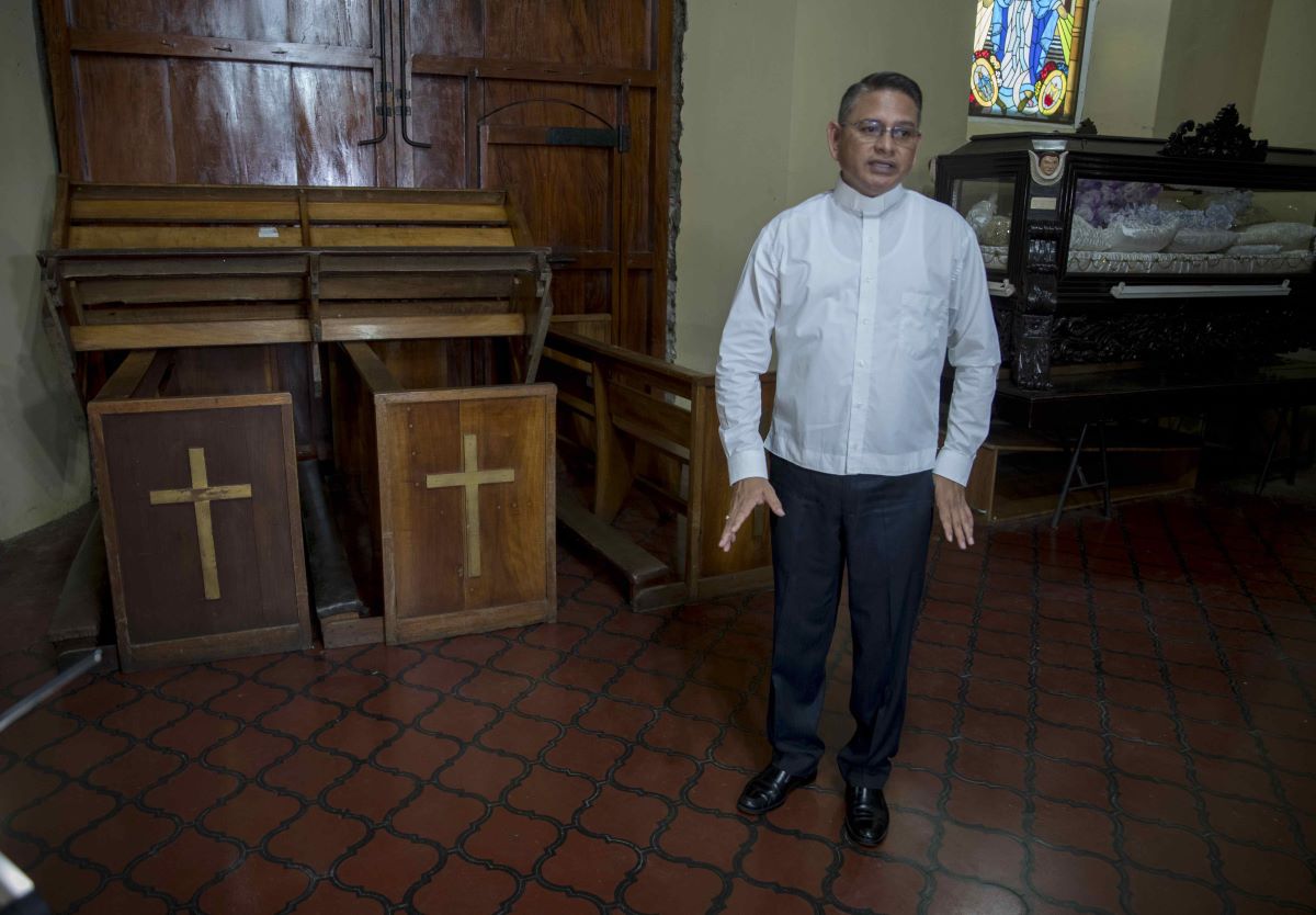 Padre Harvin Padilla denuncia asedio en las afueras de su templo parroquial en Masaya
