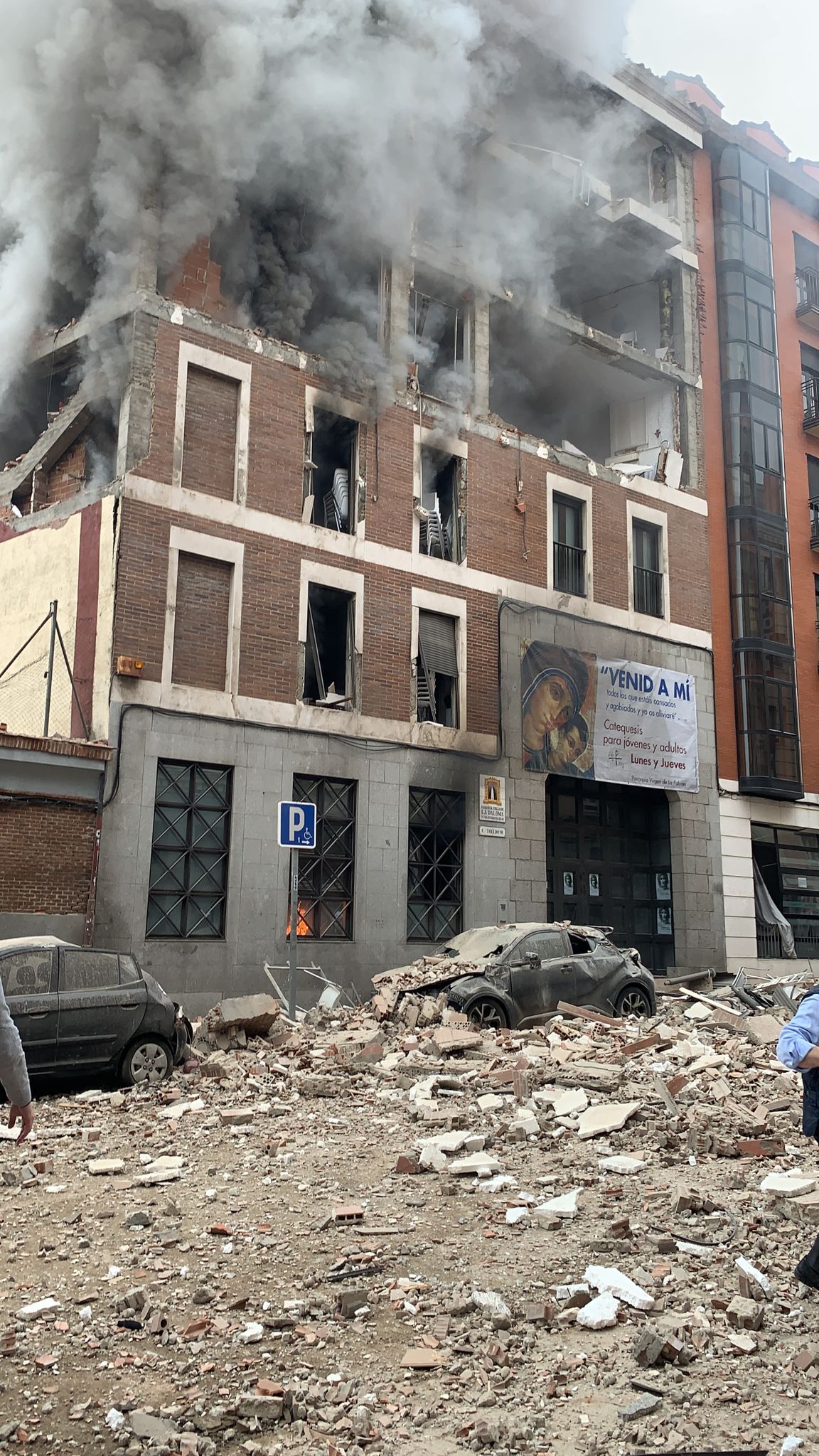 Fuerte explosión en Madrid destroza 3 plantas de un edificio de la parroquia paloma