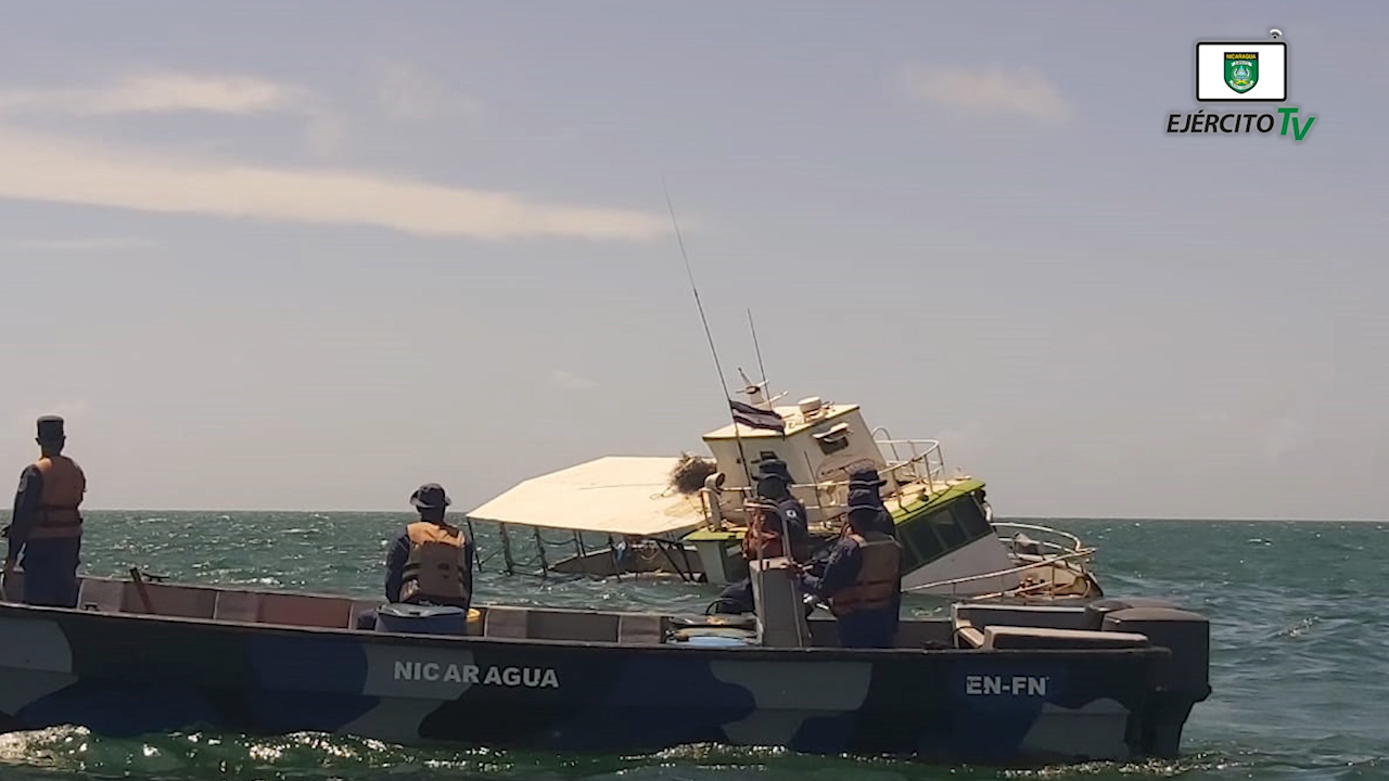 Rescatan a 11 personas de embarcación varada en el Caribe