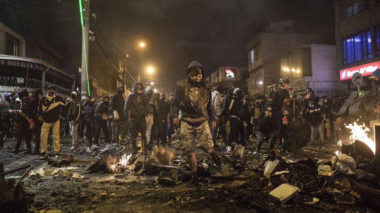 Protestas por abuso policial dejan diez muertos en Colombia