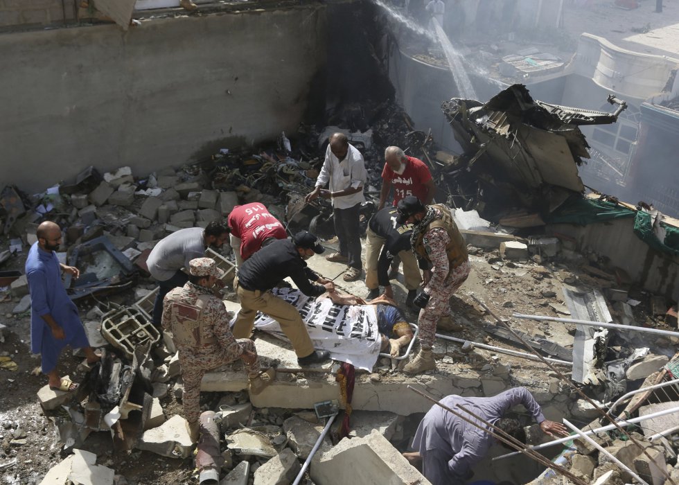 Se estrella avión con 107 personas en una zona residencial en Pakistán