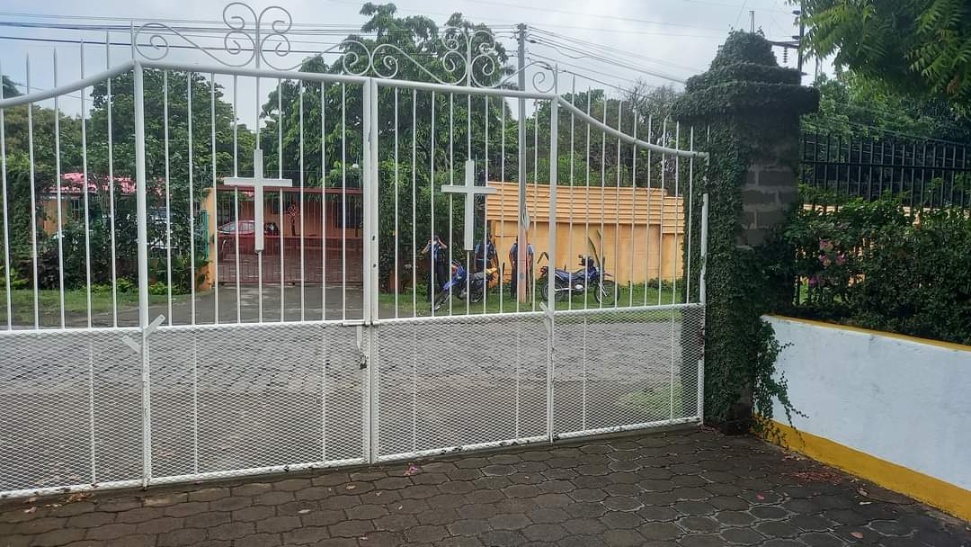 Monseñor Rolando Álvarez se refugia en Parroquia por asedio policial