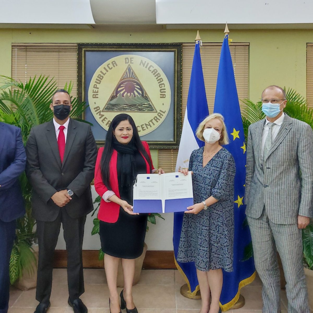 Embajadora de la Unión Europea entrega Copias de Estilo
