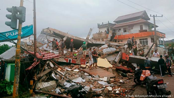 Al menos 35 muertos tras sismo de magnitud 6.2 en Indonesia