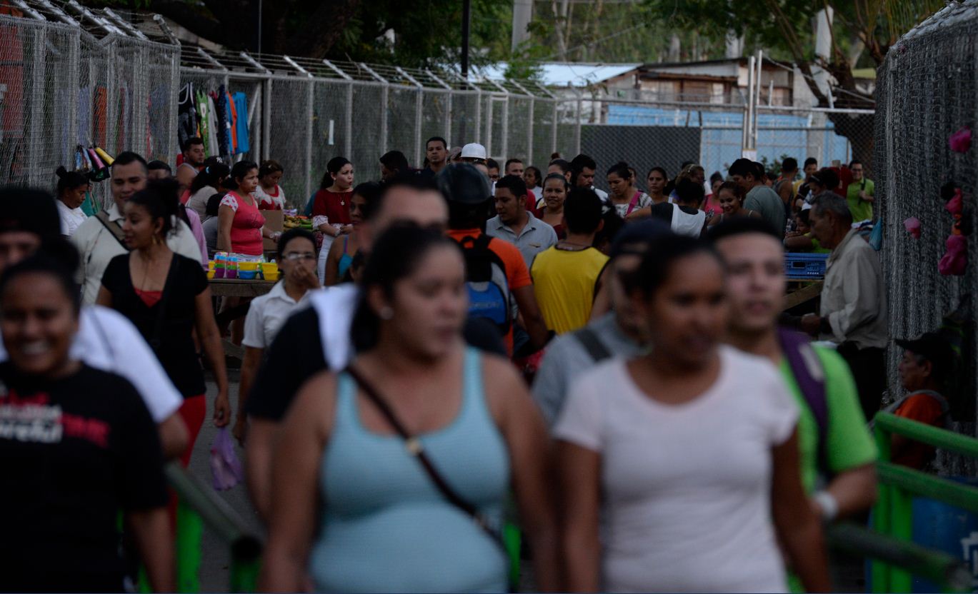 Se deben crear políticas públicas que mejoren los salarios, según economista