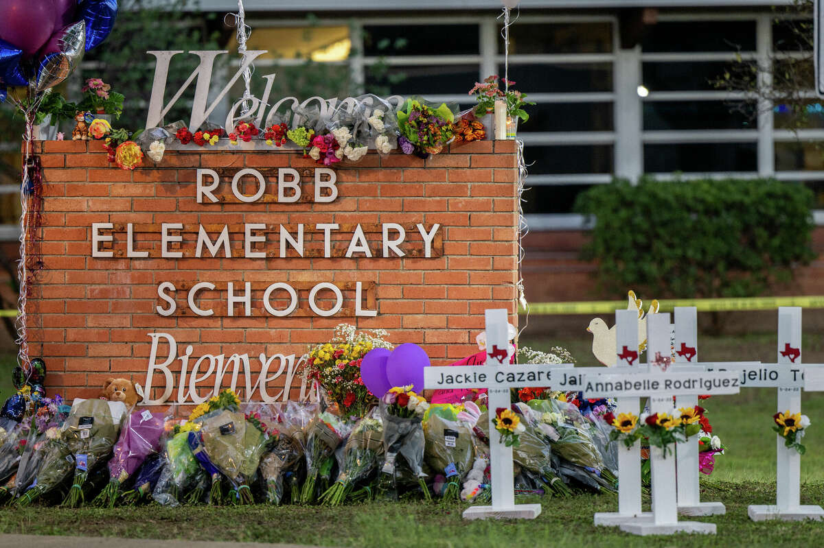 Policía de Texas reconoce haber tomado una "decisión errónea" al no entrar antes en la Escuela de Uvalde