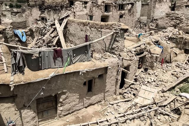 Continúan las tareas de rescate en Afganistán tras sismo que dejó más de mil muertos