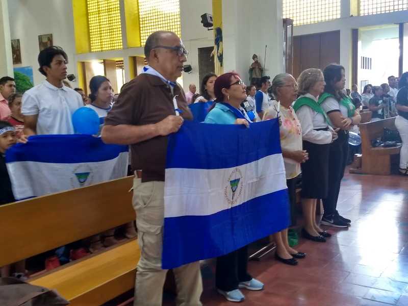 Vídeo - Madres de Abril y Familiares de Presos políticos realizan plantón en Catedral de Managua