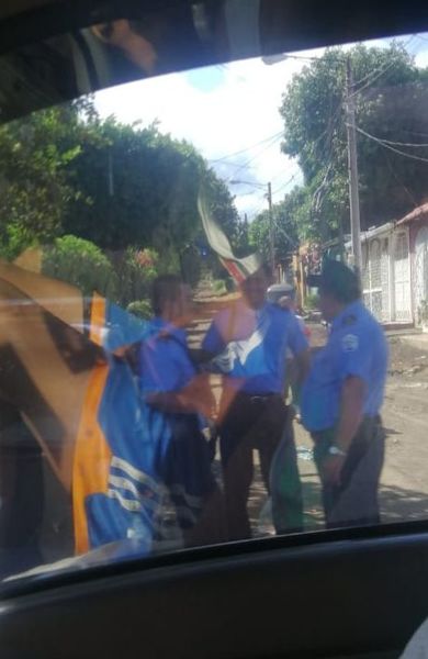 Padre de preso político se muda de casa producto de asedio.