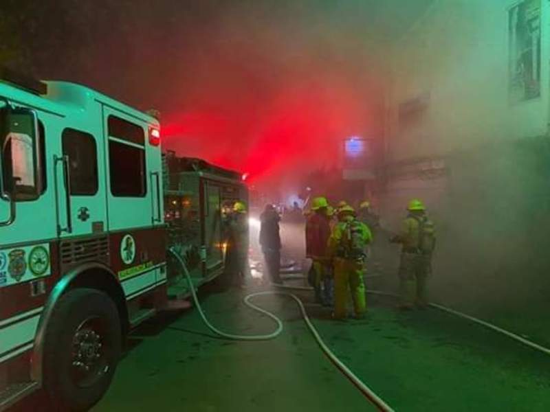 Reportan incendio en tienda de instrumentos musicales